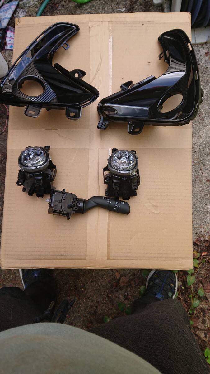 新古品 TOYOTA純正 ヤリス フォグランプセット バイカラー ホワイト/イエロー切り替え式 純正専用スイッチ付き メーカーオプション拍卖