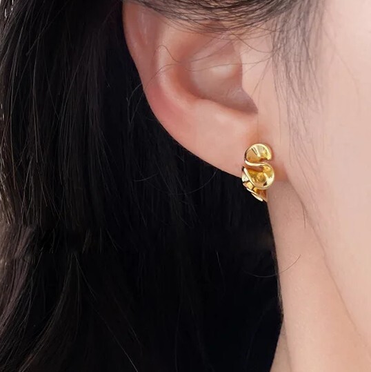 ウェーブフリルピアス ゴールド シンプル 小ぶり オフィスカジュアル 花びら ひらひら 匿名配送 #174拍卖