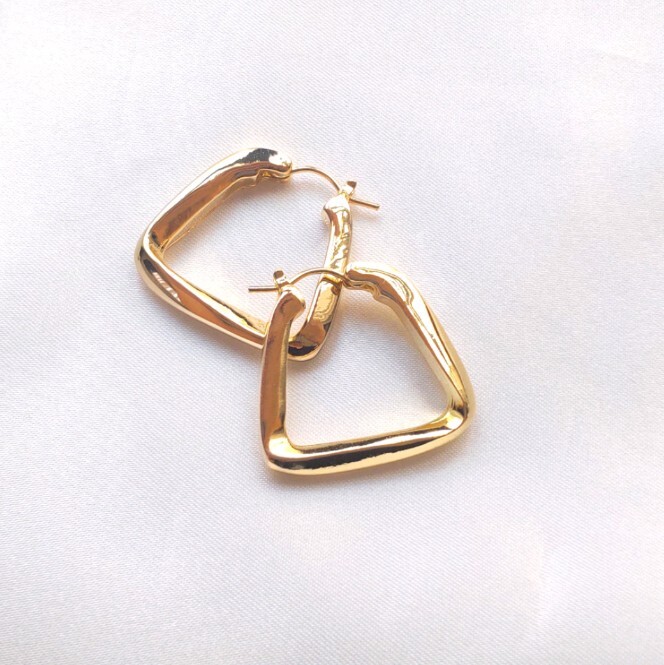 ゴールド ツイスト トライアングル フープピアス 匿名配送 三角 #53拍卖