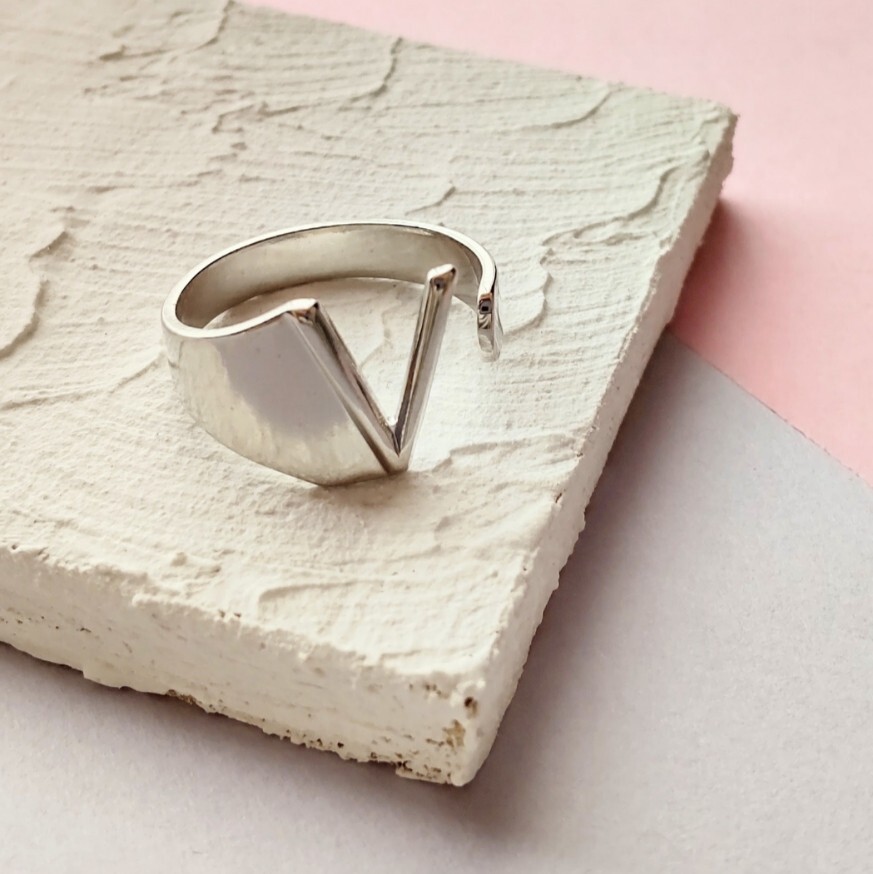 【推し活におすすめ】イニシャル オープンリング V シルバー 指輪 ペア 韓国 推し活 #74拍卖