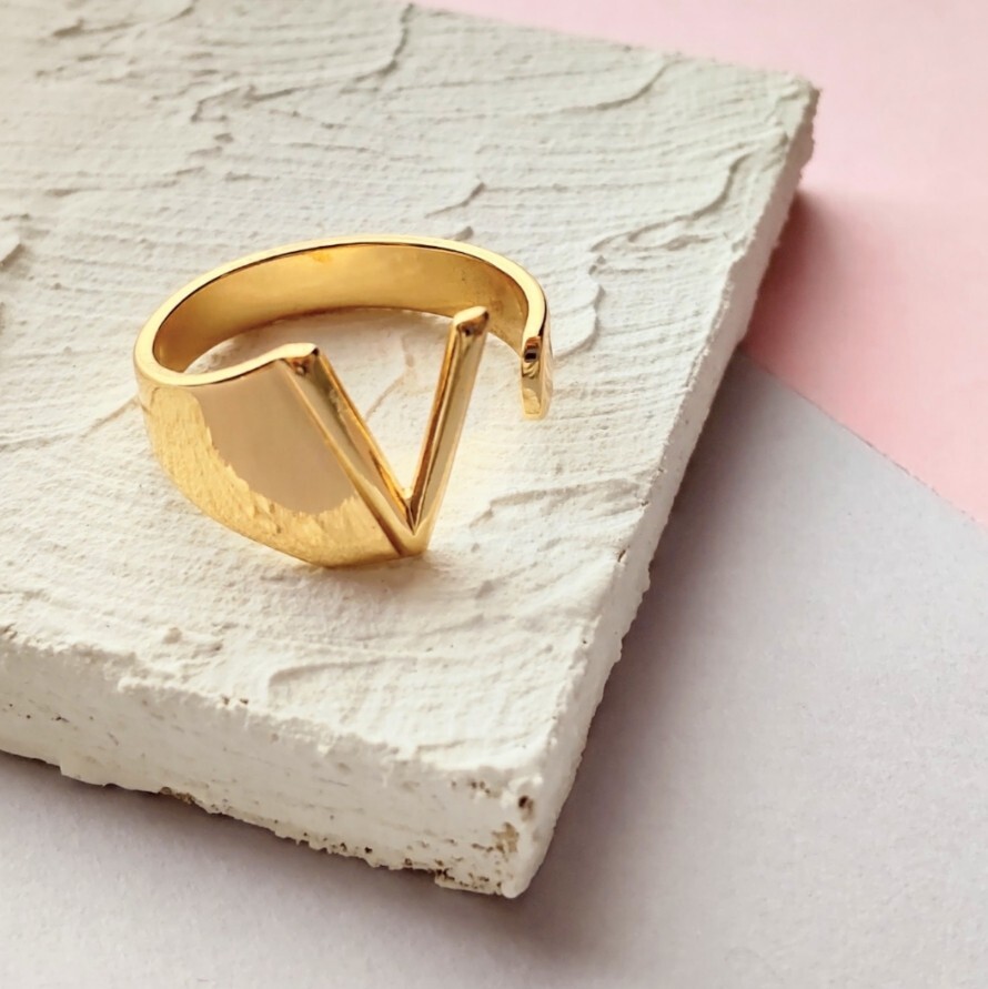 【推し活におすすめ】イニシャル オープンリング V ゴールド 指輪 ペア 韓国 推し活 #74拍卖