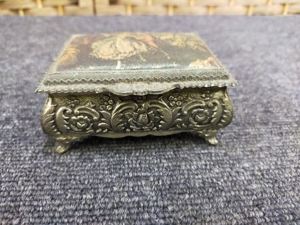 E16-20250924-03 アンティーク調 金属製ジュエリーボックス サイズは約8cm×6cm×高さ4.5cm。拍卖