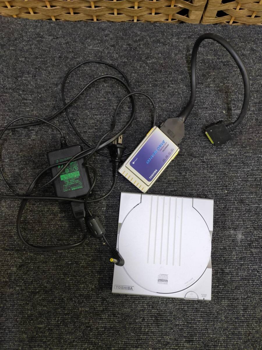 E17-20250904-87 TOSHIBA の外付け CD-R/RW ドライブ(型番:PACDR002) 通電のみ拍卖