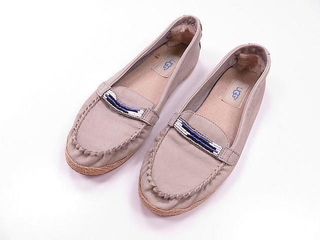 【送料無料】UGG アグ ローファー 靴 ソフトレザー 内側かかとボア ビーズアクセント グレー 23.5cm拍卖