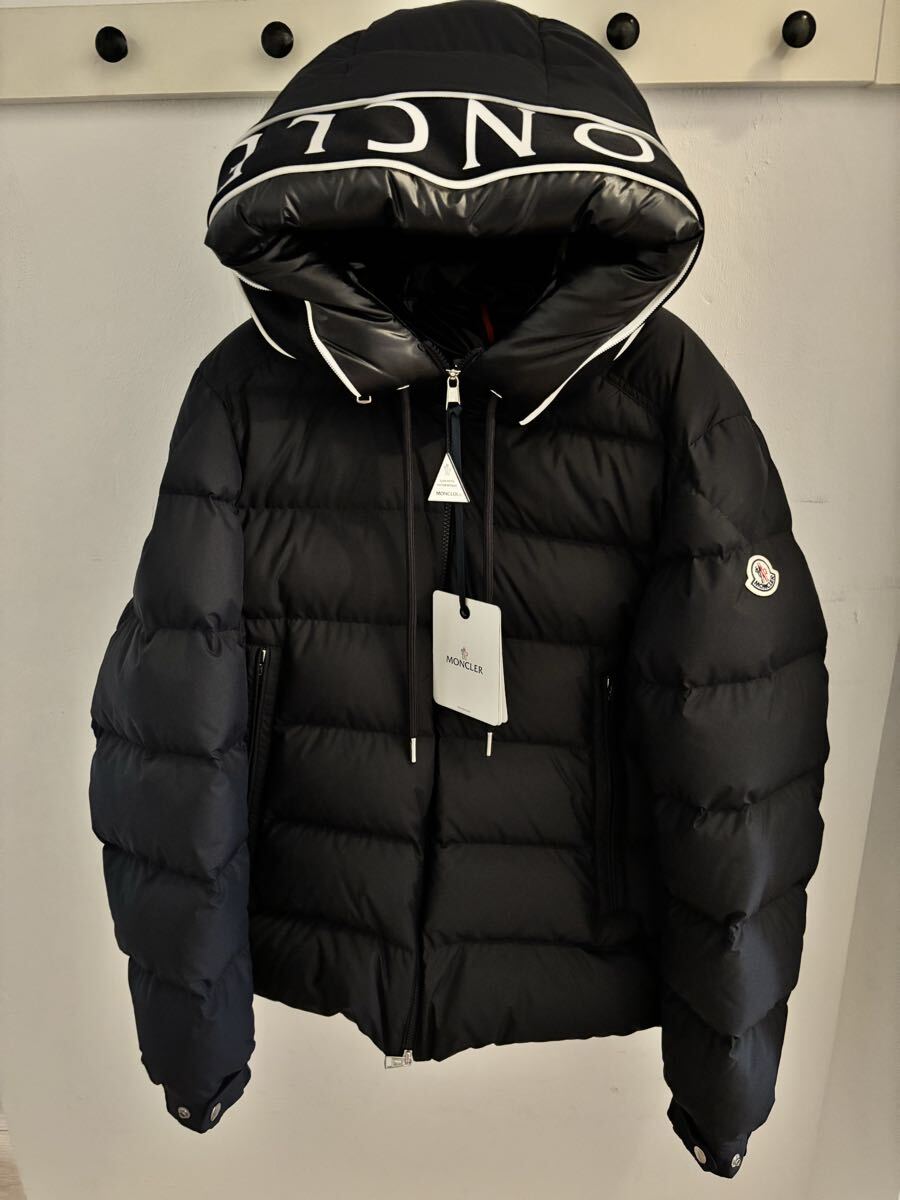 新品 MONCLER モンクレール 参考32万完売 ジャパンタグ付 CARDERE GIUBOTTO 襟 ロゴ マーク 3 最高級 ダウン ジャケット黒拍卖