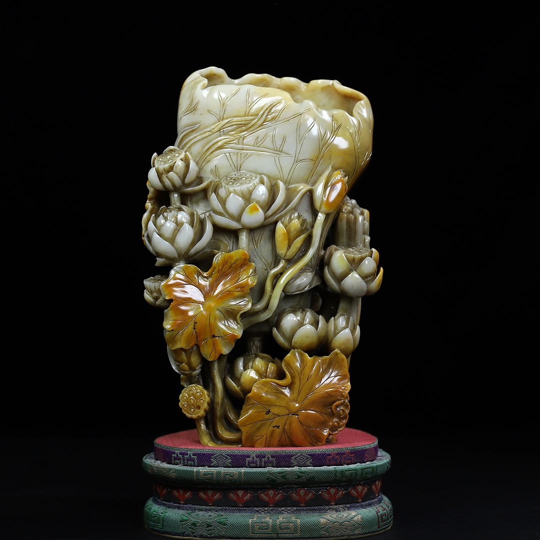 ◆珍蔵◆中国古美術 清代 古寿山石り高浮雕 荷花図筆筒 印章 精品 箱付 細密細工造 置物 擺件 古賞物 骨董品 時代物 AT17拍卖