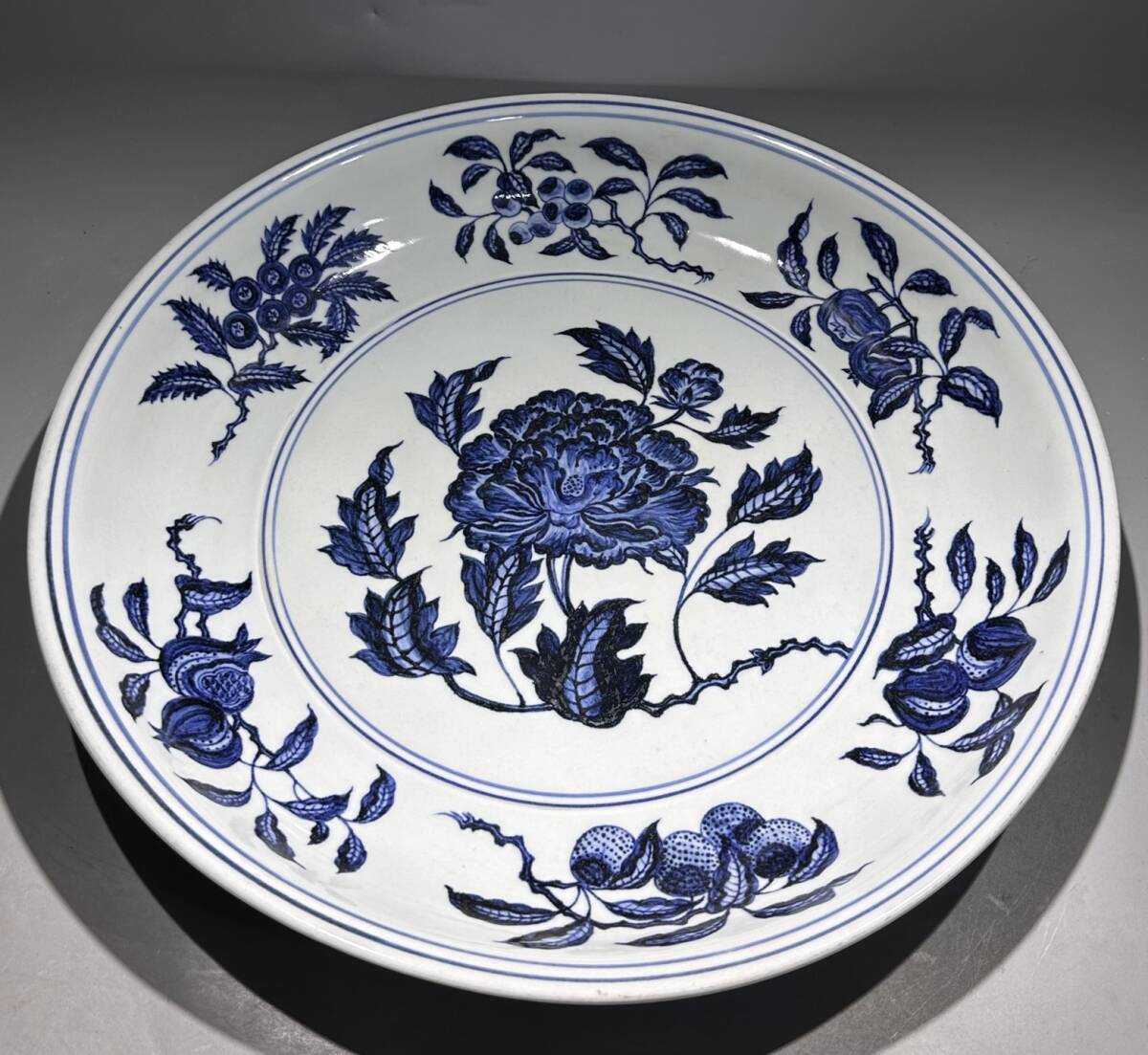 ◆珍蔵◆中国古美術 大明宣徳年製款 青花 古陶磁 牡丹花卉紋大盤 美品 細密細工造 置物 擺件 古賞物 時代物 A26拍卖