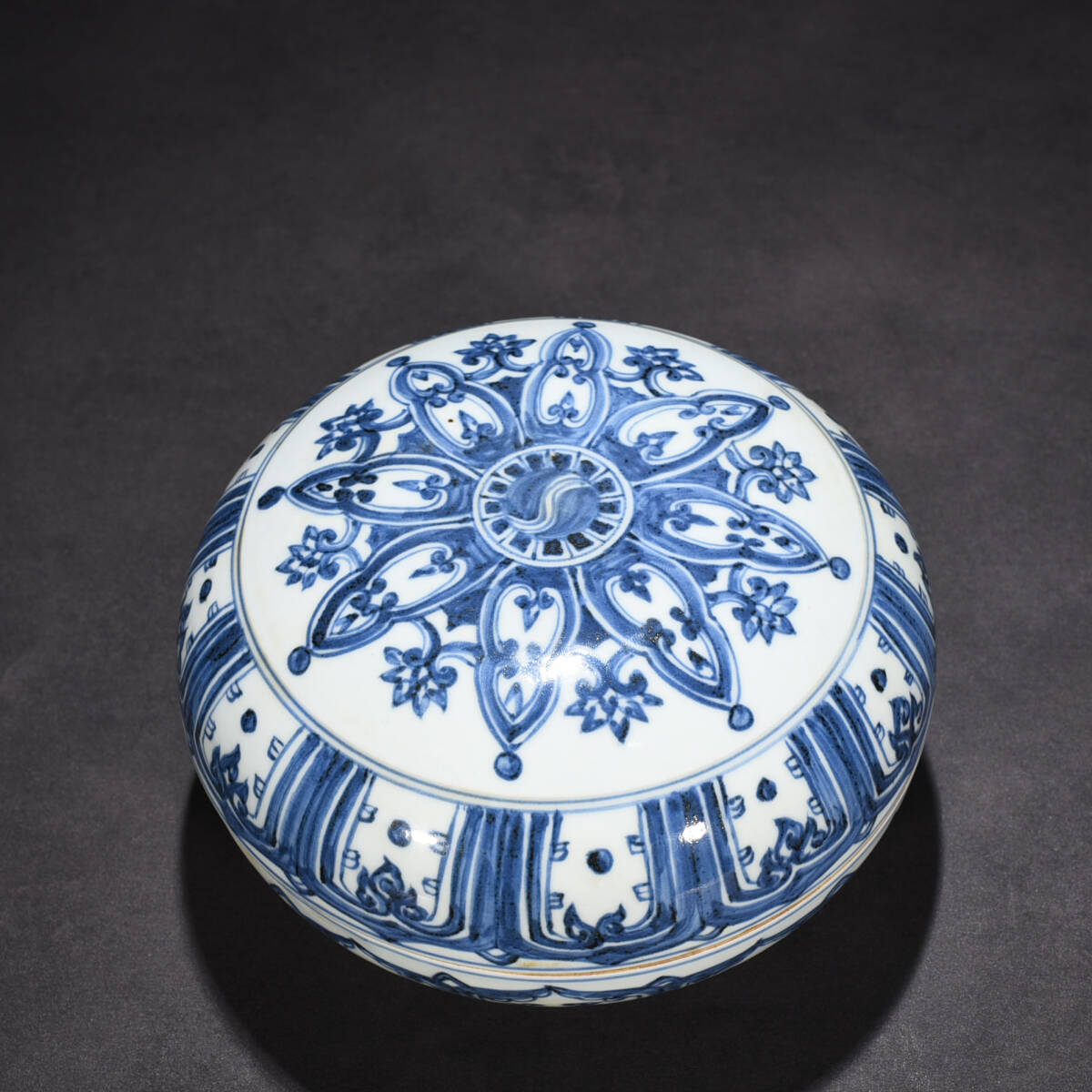 ◆珍蔵◆中国古美術 大明宣徳年製款 青花 団花果盒 美品 細密細工造 置物 擺件 古賞物 骨董 時代物 A33拍卖
