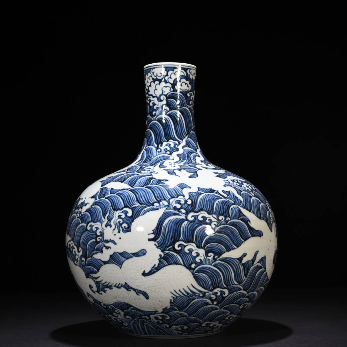 ◆珍蔵◆中国古美術 大明永樂年製款 青花 海水龍紋天球瓶 美品 細密細工造 置物 擺件 古賞物 骨董 時代物 A33拍卖
