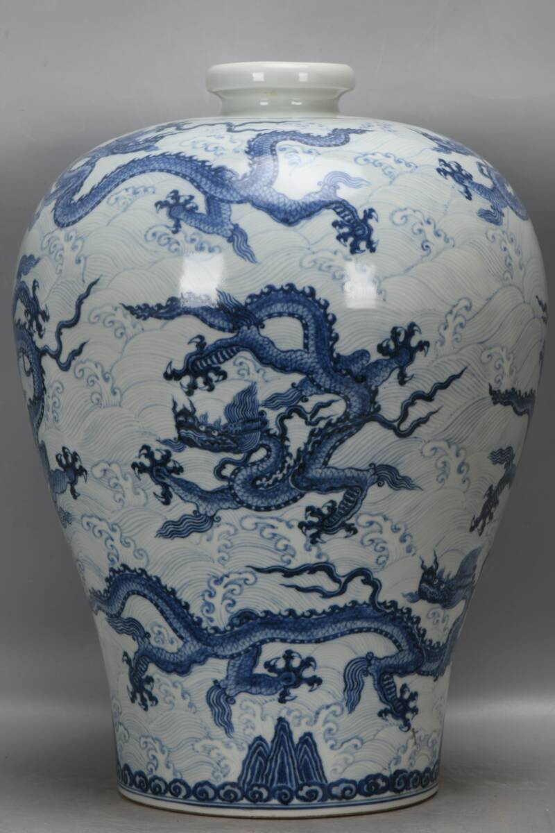 ◆珍蔵◆中国古美術 大明永樂年製款 青花 古陶磁 海水九龍紋梅瓶 細密細工造 置物 擺件 古賞物 骨董 時代物 A04拍卖