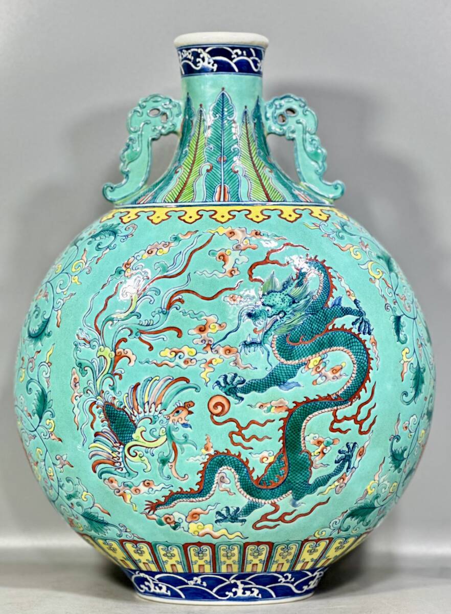 ◆珍蔵◆中国古美術 大清乾隆年製款 縁地 古陶磁  龍鳳紋双耳扁瓶 美品 細密細工造 置物 擺件 古賞物 時代物 A39拍卖