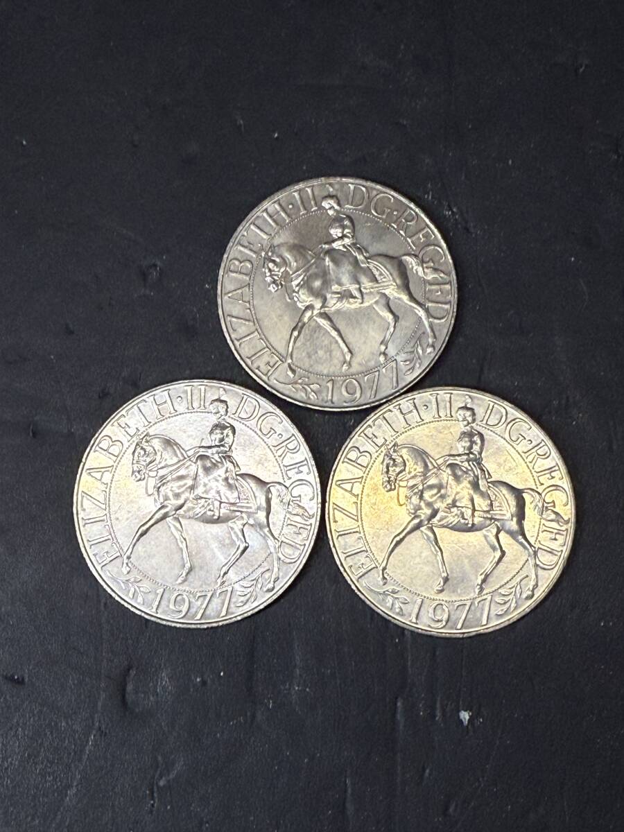 ★コレクター必見 ビンテージ 馬上のエリザベス 1クラウン白銅貨 3枚 1977年 エリザベス2世女王在位25周年記念 コレクション 現状品 GT415拍卖