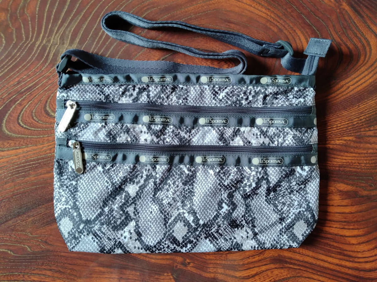 レスポートサック「クインバッグ」(薄型ショルダーバッグ、サコッシュ) 蛇柄 ( E314 チャザラ )拍卖