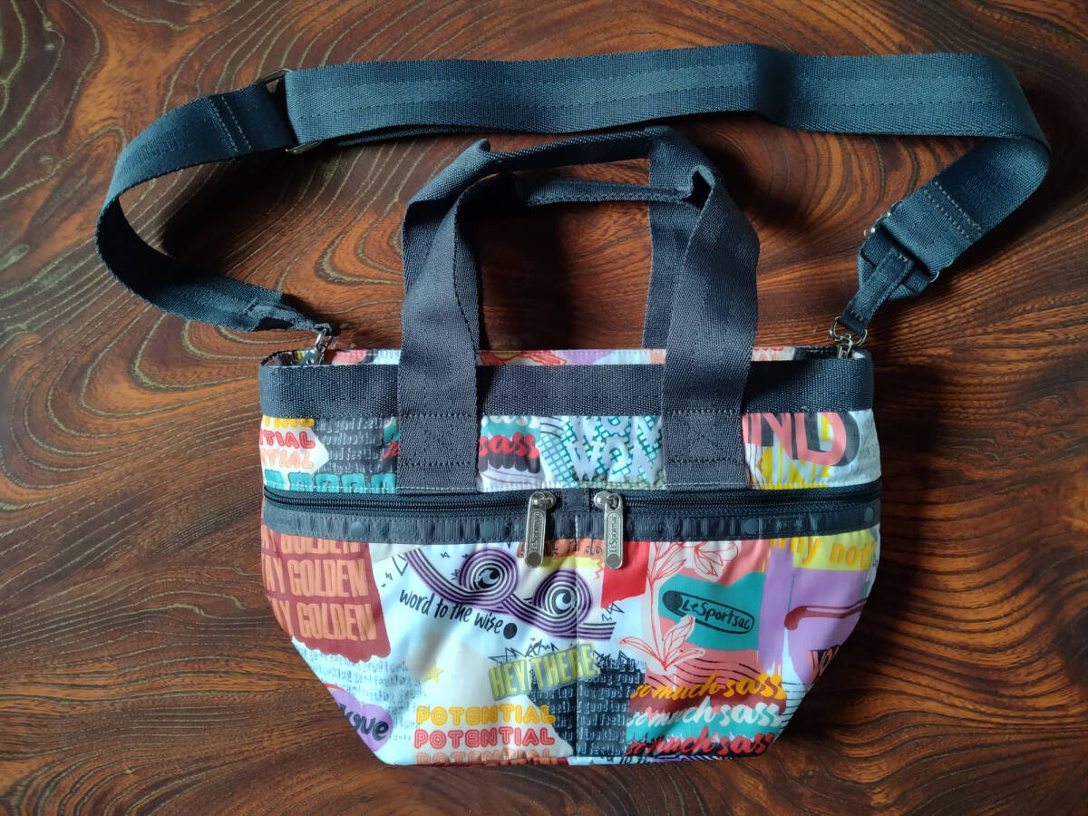 レスポートサック「スモールマノントート」(横型トートバッグ) 英字柄 ( F543 ステイゴールデン )拍卖