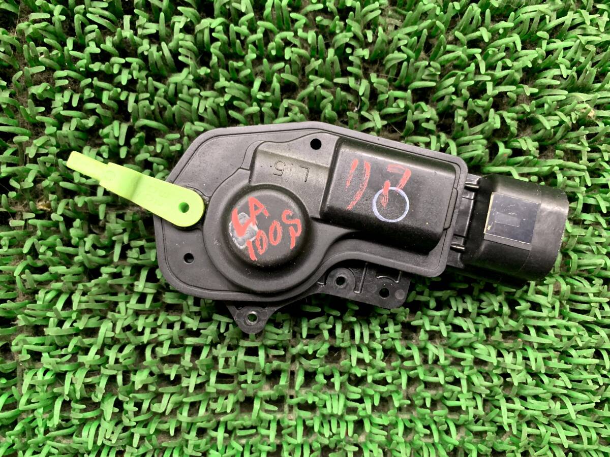 即決値段 動作OK Z3-1 ダイハツ ムーヴ LA100S LA110S リアゲート ドアロックアクチュエーターモーター バックドア拍卖
