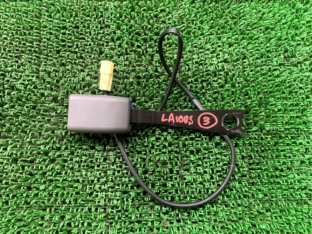 即決値段 動作OK ダイハツ ムーヴ ムーブ LA100S フロント右 運転席 シートベルトバックル キャッチ 受け キャッチャー 受け皿拍卖