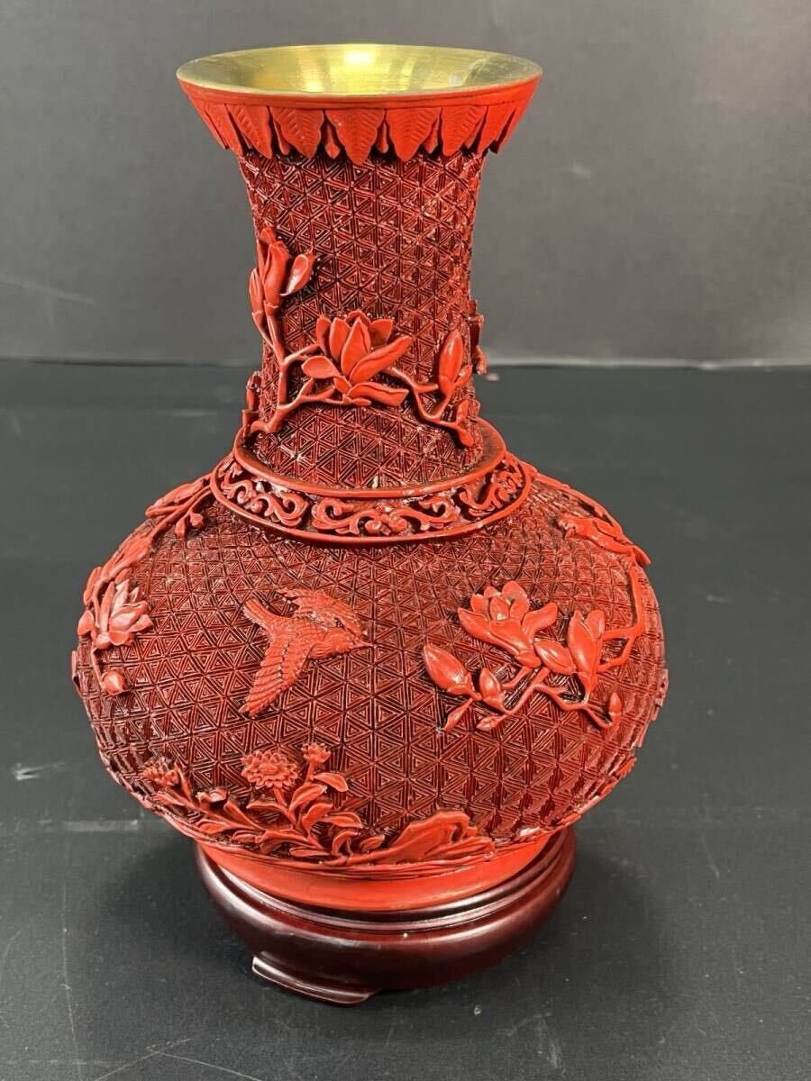 時代物 中国美術 堆朱 花瓶 木製台付 高さ21cm 極細工 中国古玩 東洋彫刻 骨董品 置物 擺件 古賞物 唐物 木胎漆器 壺 (14674)拍卖