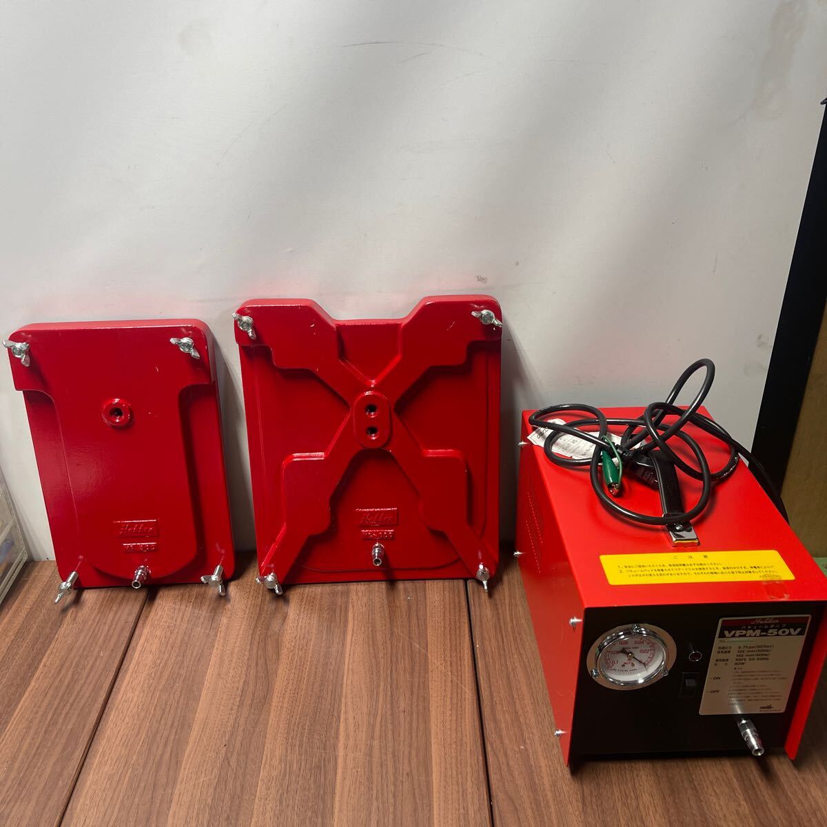 「YFZ7431」美品ハッケン バキュームポンプ 電動工具 吸着 VPM-50V/VP-600/VP300 パッド2点 エアー配管欠品 現状本体のみ(250919)拍卖