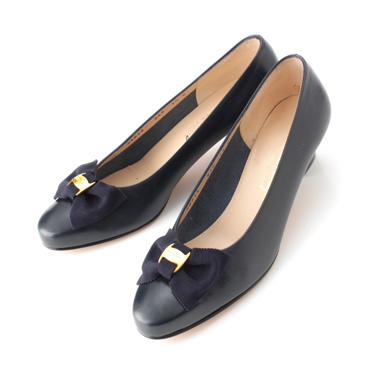 サルヴァトーレフェラガモ カーフレザー ヴァラリボン ヒール パンプス ネイビー 7.5【中古】拍卖