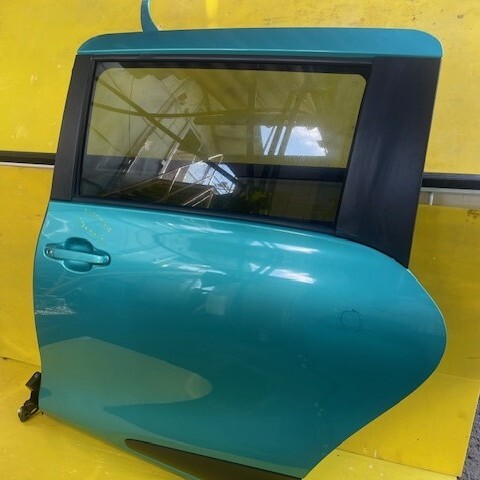 トヨタ シエンタ G NSP170G スライドドア 左 内張、ガラス 純正 COLOR 6W9拍卖