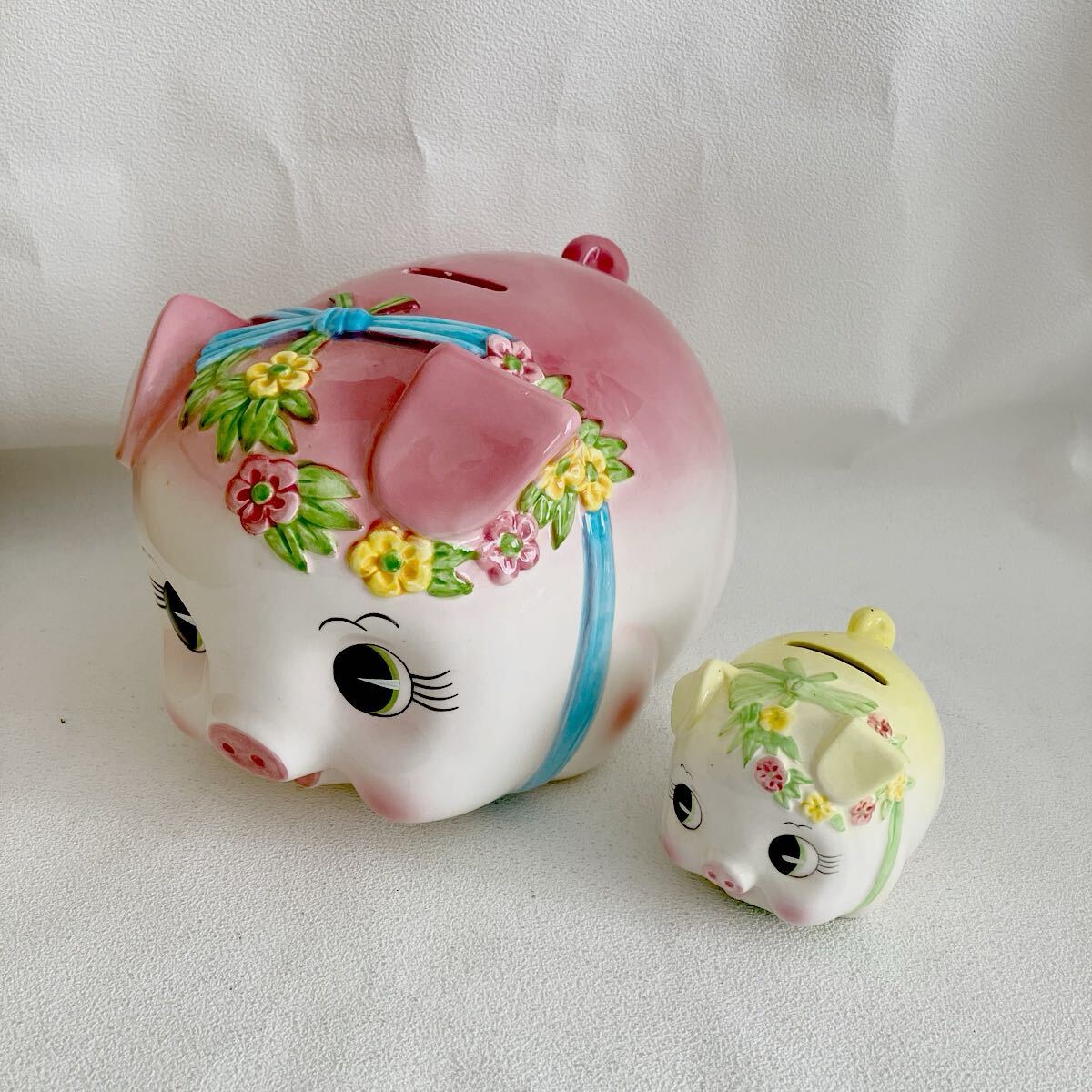 e226-80 豚の貯金箱 陶器 貯金箱 豚 縁起物 置物 2個 セット ピンク イエロー かわいい 加藤工芸 ハンドクラフト お花 大 小拍卖