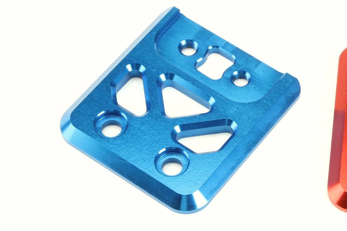 【新品/デリカ D:5(MC前モデル)用】X-FANG(旧TGS)製タンクステー「ブレーキフルードタンクマウントブラケット/ブルー」BB401BL【送料無料】拍卖