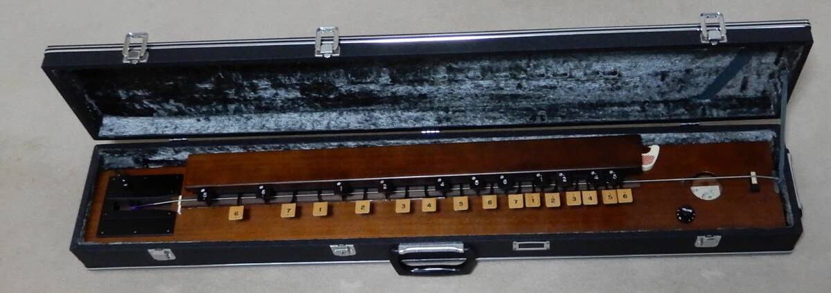 ゼンオン 全音 アンサンブル大正琴 エレアコ バス ベース ピックアップ・ボリューム付 1弦26鍵 点検済み ハードケース ピック付拍卖