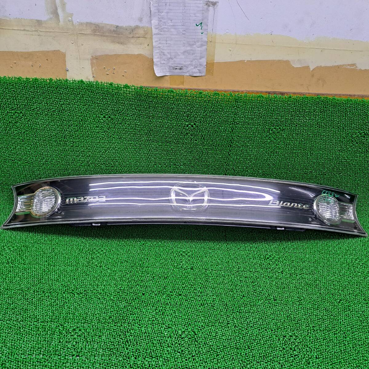 ☆ 1027 マツダ ビアンテ CCEFW 純正 バックドアセンターガーニッシュ リアゲート ガーニッシュ CCFFW/CC3FW/CCEAW拍卖