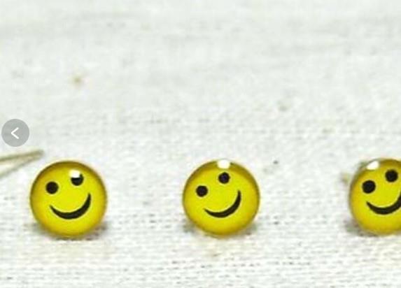 ニコちゃん(ピース)マークのピアス<2個セット>拍卖