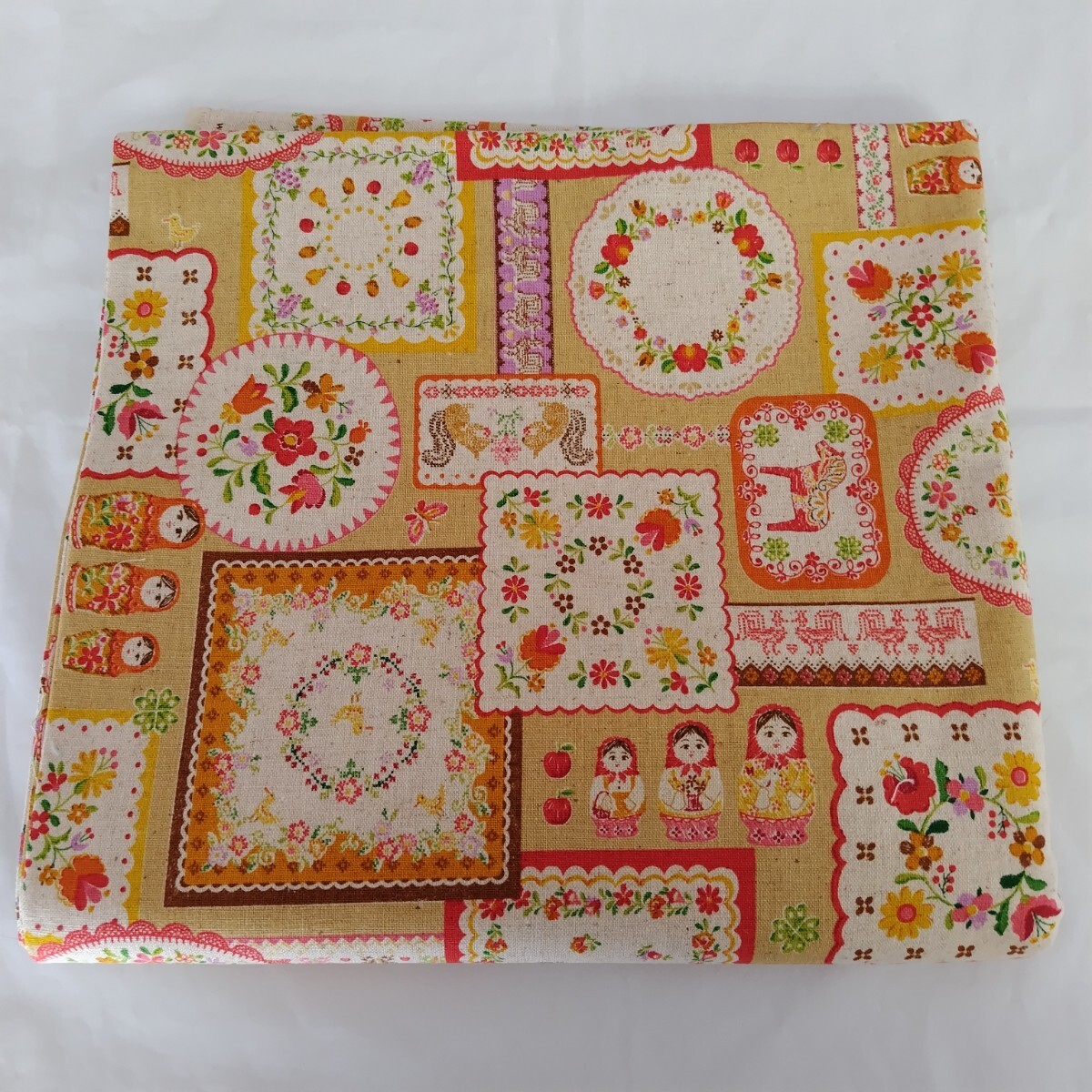 はぎれ 綿麻生地 ヨーロピアン調マトリョーシカ オレンジ系 108×100拍卖