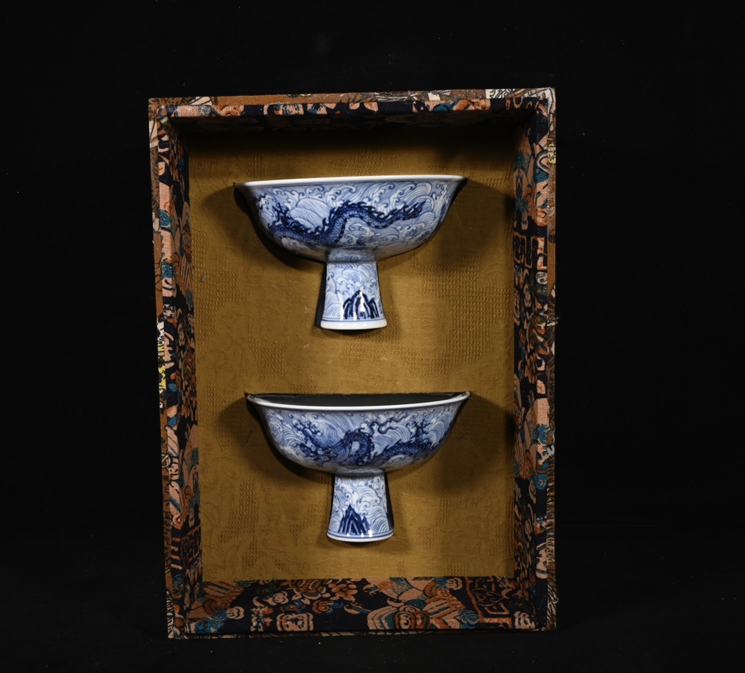 旧 大明宣徳年制 青花 海水龍紋高足杯 一對 唐磁 古陶磁器 陶芸 中国古美術 古賞物 古置物 唐物 S79拍卖