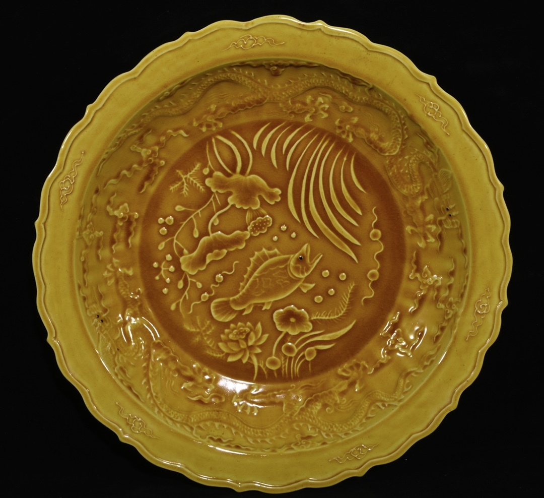 旧 大明弘治年 黄釉彫刻 魚藻紋賞皿 唐磁 古陶磁器 陶芸 中国古美術 古賞物 古置物 唐物 S79拍卖