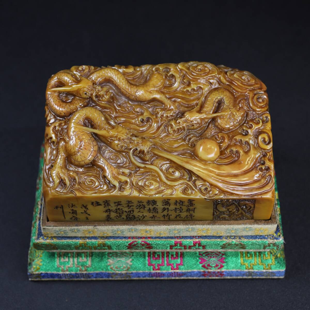 旧 清代 精品寿山石田黄石 三龍戯珠 印鑑 時代物 文房具 中国古美術 古賞物 古置物 唐物 S79拍卖