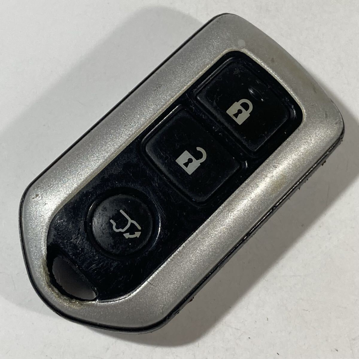 送料込 TOYOTA トヨタ純正 アルファード アイシス ノア ヴォクシー ポルテ 3ボタン 251251-5090 スマートキー キーレス リモコン MTI835I拍卖