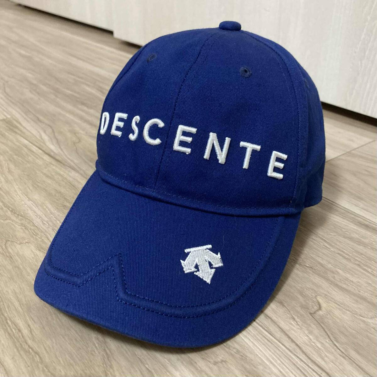 送料230★美品 正規 デサント ゴルフ F 57-59cm 調整付き キャップ 帽子 しっかり 綿素材 DESCENTE 刺繍ロゴ&マーク 良質品 798 ネイビー系拍卖
