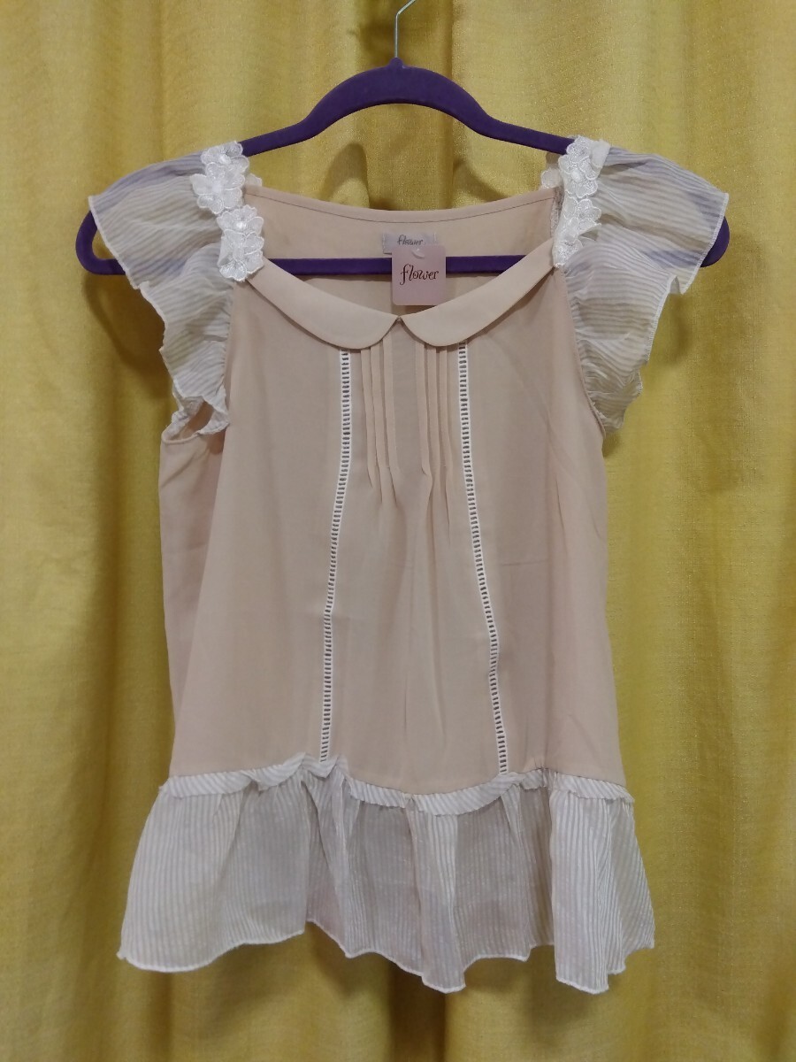 【新品未使用】flower、フレンチスリーブブラウス、ペールオレンジ、サンプル品、肩周りお花のレース、グレーストライプのフリル拍卖