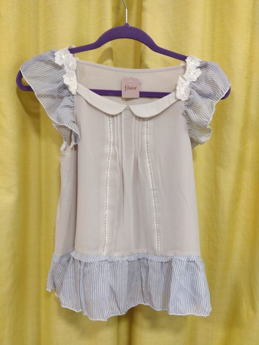 【新品・サンプル品】flowerのフレンチスリーブブラウス、肩周りお花のレース、フレンチ袖とウエスト部分フリルが可愛い(*^ω^*)拍卖