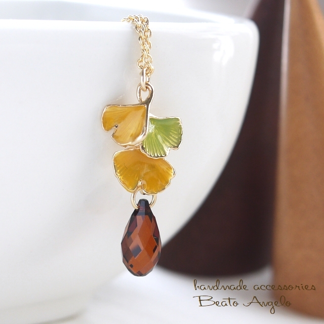 ■+angelo+イチョウとスワロフスキードロップのネックレス(n-001)スモークアンバー G イエロー ブラウン 秋 6010 フラワーチャーム拍卖