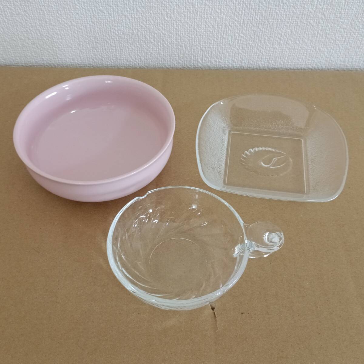 メルシャンワインカップ ガラスの小皿 ピンクのお椀 各1点 3個セット拍卖