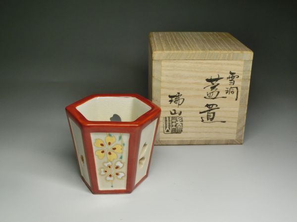 加賀瑞山 色絵 金彩 桜花文 雪洞 蓋置 共箱拍卖