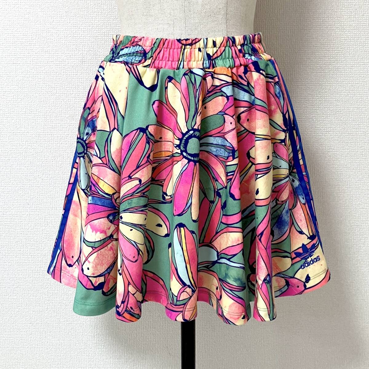 adidas originals マルチ ボタニカル柄 ジャージ素材 サイドライン フレア ミニ スカート アディダス オリジナルス 花柄 ショート 5070413拍卖