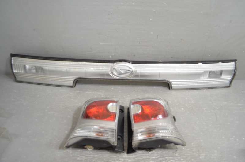 タントカスタム (L375S) 純正 イチコー トウカイデンソウ テールライト 左右 センターガーニッシュ 右 左 20507 D068/81550-B2260 k092128拍卖