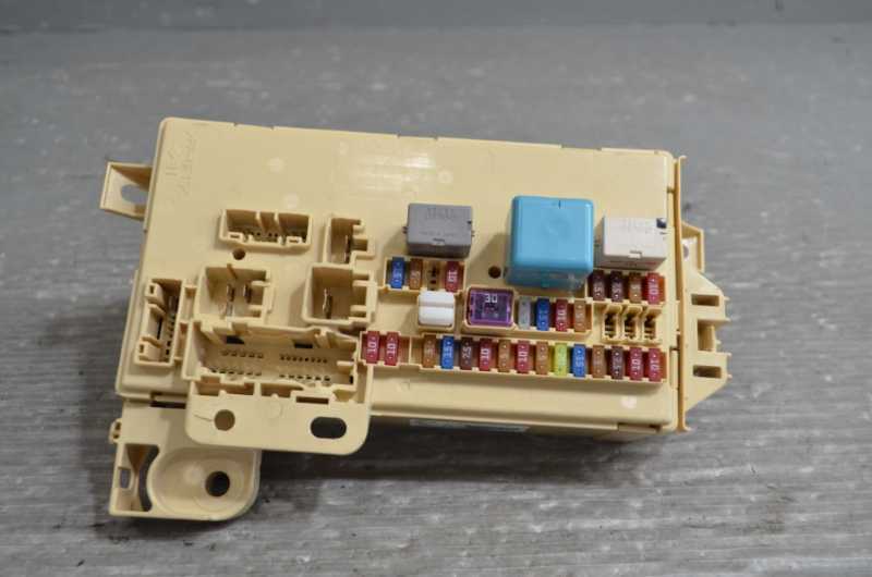 ステラ 前期(LA100F) 純正 破損無 取付OK 動作保証 ヒューズボックス ジャンクションボックス 82600-B2310 /82600-B2310 k092232拍卖