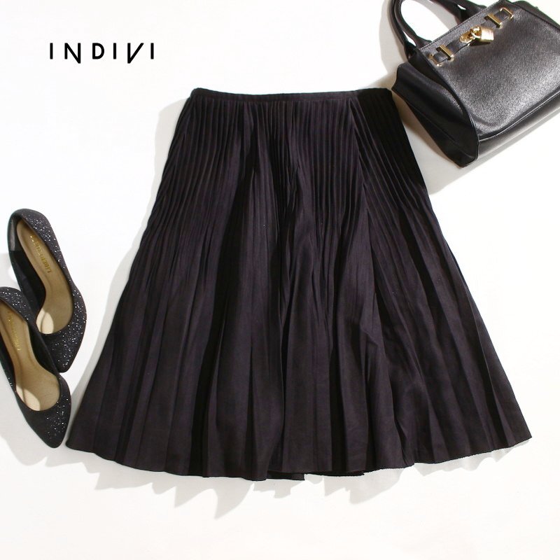 美品 インディヴィ INDIVI 株) ワールド 秋 冬 スエードライク デザイン プリーツ フレアスカート 13号 42 ブラック 上品 レザー スカート拍卖