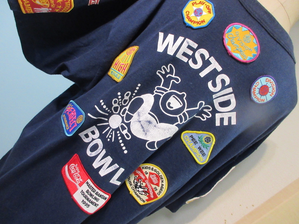 ヴィンテージ古着・ワッペンTシャツ・ワッペンいっぱいボーリング柄Tシャツ 原宿古着屋 メンズTシャツ ネイビー拍卖