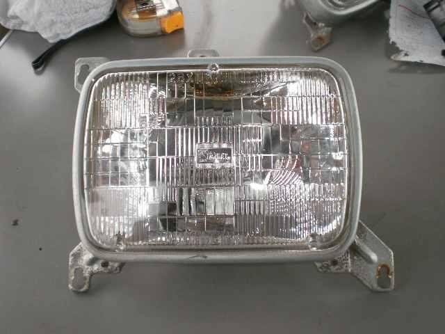 マツダ ボンゴブローニィ SD29T 年式不明 ■右ヘッドランプ ジャンク品 中古 ★900408拍卖
