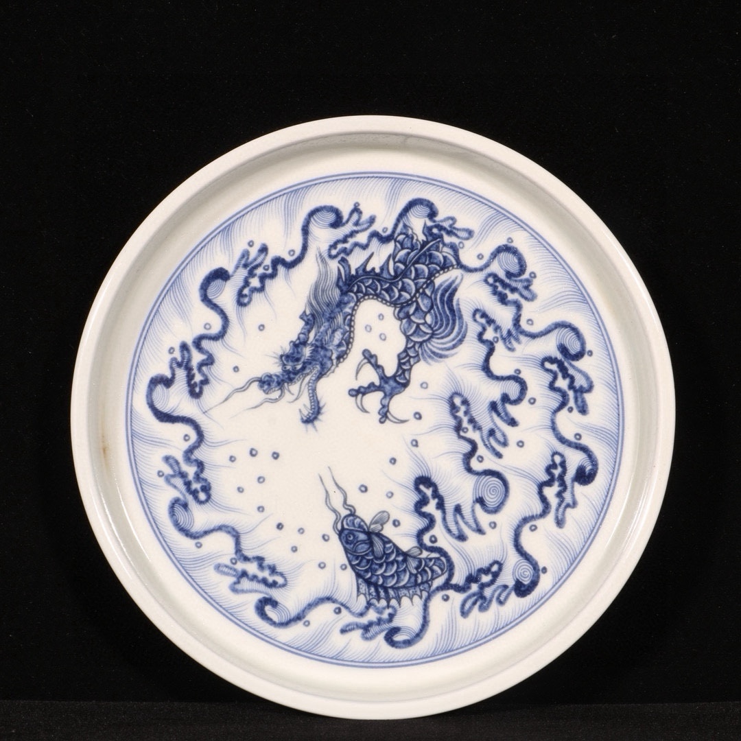 明時代 宣徳 青花 染付 龍魚文茶盤 唐物 箱付き 陶磁器 中国美術 古美術 置物 高さ3.2cm 直径17.5cm RG969拍卖