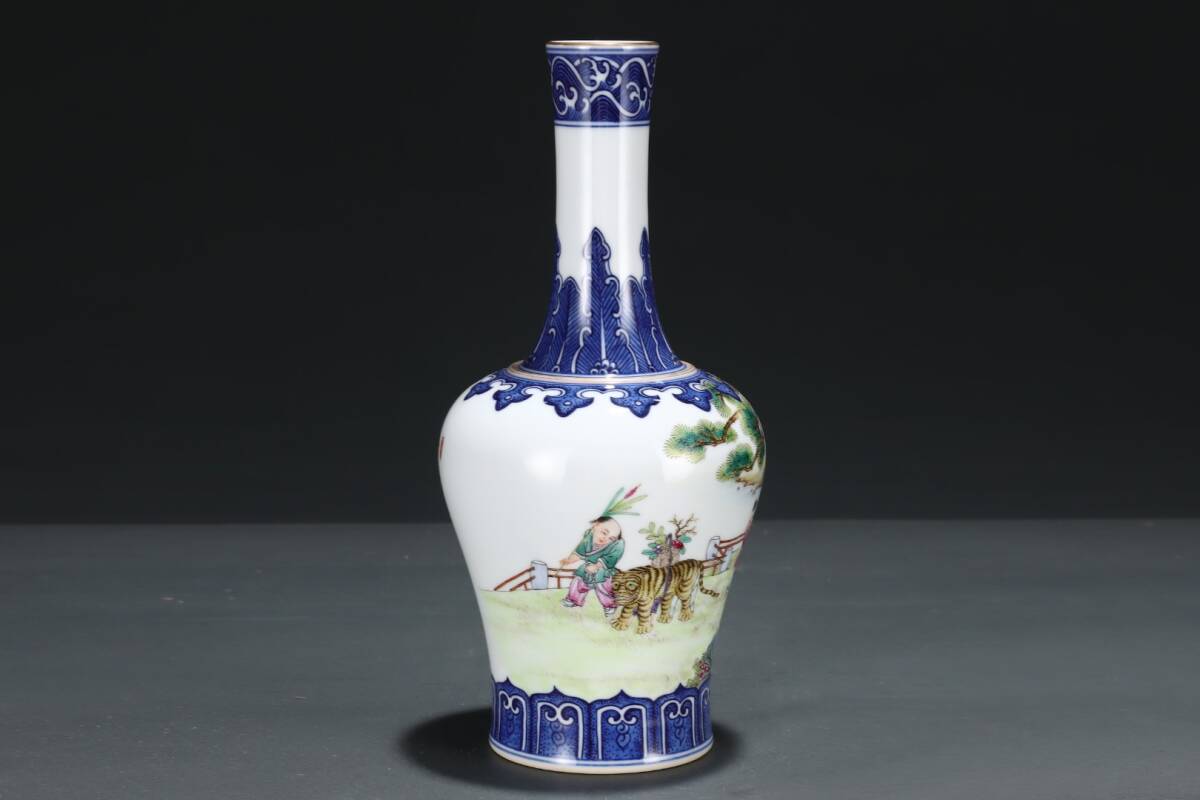 清時代 乾隆 青花 染付 粉彩 唐子文 描金胆瓶 唐物 箱付き 陶磁器 中国美術 古美術 置物 高さ23.3cm 胴径11cm RG545拍卖