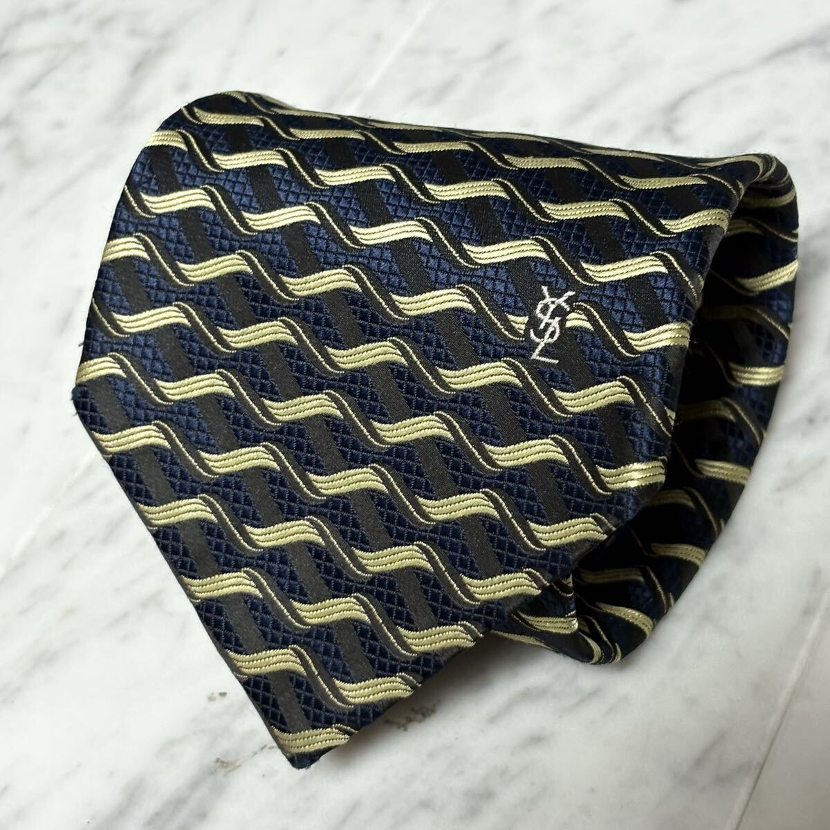 【美品】 999円~ Yves Saint Laurent ネクタイ ネイビー ゴールド ストライプ ロゴ柄 (B2)拍卖