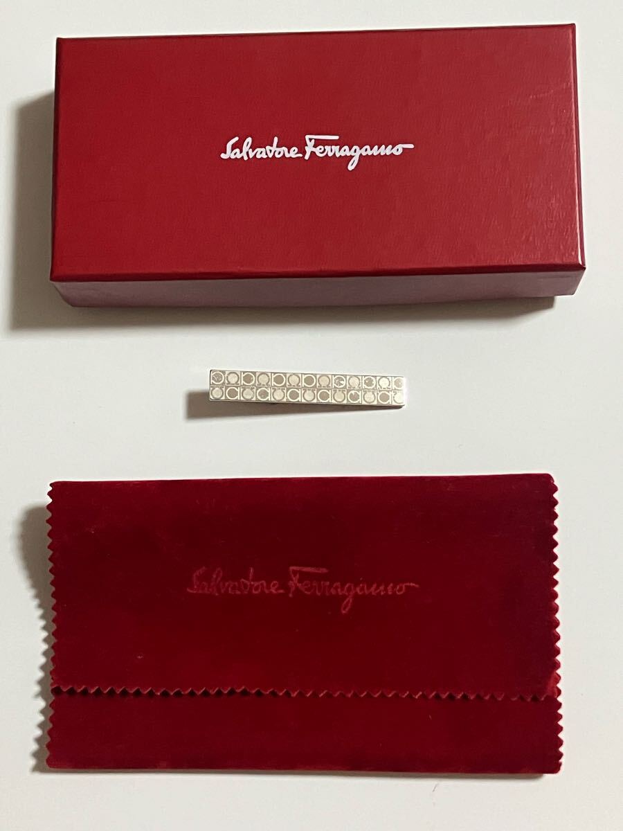 良品 Salvatore Ferragamo ネクタイピン フェラガモ タイピン シルバーカラー 箱 布 付属拍卖